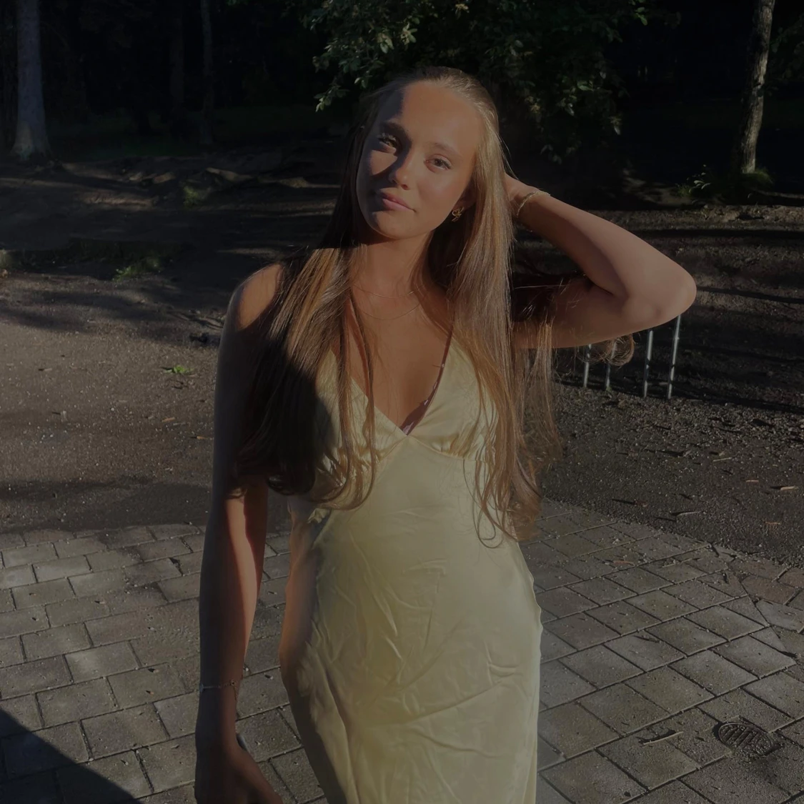 Champagnefärgad långklänning med v-ringning - 3