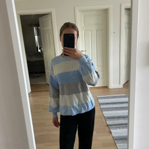 Stickad tröja  - Säljer denna stickade tröjan från Only i storlek XS🤍 Oanvänd