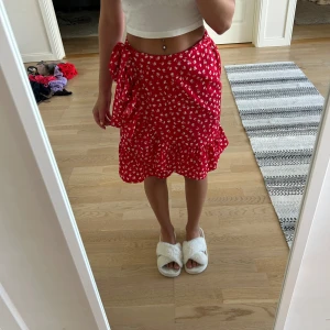 Sommarkjol  - Säljer denna sommar kjolen från Only i storlek XS💕 Nyskick!