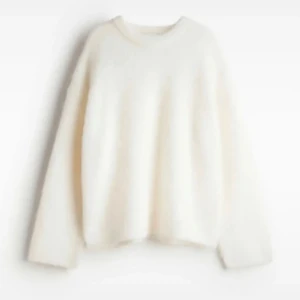 Stickad mohair tröja - Så sjukt snygg o skön stickad mohair tröja ifrån hm! Färgen e ljusbeige/ vit🤗💞
