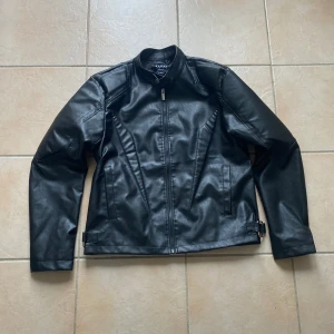 Läderjacka - Helt ny, använd en gång!