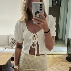 Knytband topp/blus från Monki - Garderobsrensning! Kika gärna på mina andra annonser.  Gullig blus helt ny från Monki, säljer även kjolen i bilden.