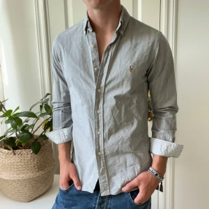 Ralph Lauren skjorta S - Inga defekter! Sköna mönster på ärmen och kragen. Modellen är 180,75 kg och bär S. Kom med frågor! 