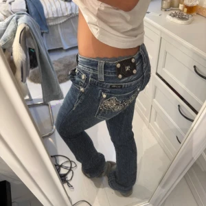 Miss me lågmidjadejeans - Lågmidjade Miss Me bootcut jeans med hål, midjemått ca 36 och innerbenslängden 75💓💫