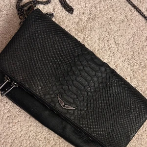 Zadig et voltaire  - Sjukt snygg väska från Zadig et Voltaire! Har fler bilder som inte gick att ha med som jag kan skicka privat om det önskas❤️ vid frågor är det bara att kontakta💕💕