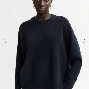 Mörkblå kashmirtröja Soft Goat - Superskön mörkblå rundhalsad tröja från Soft Goat i mjuk kashmir. Modellen är loose fit med långa ärmar och ribbade muddar vid hals, ärmslut och nederkant. Perfekt för dig som gillar stilren och enkel design med lyxig känsla. Fint skick. Använd endast ett fåtal ggr. 