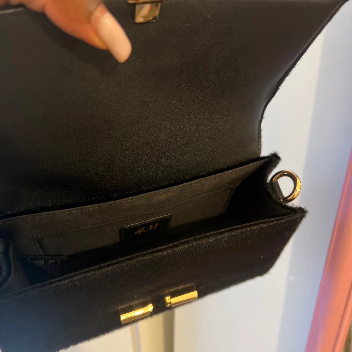 Svart handväska från H&M med gulddetalj - 3