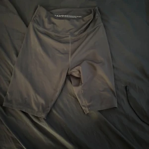 säljer ett par träningsshorts från H&M  - Säljer min syster träningsshorts från H&M. Storlek M/L 170 11yr. Säljer p.g.a att hon ej vill ha dem längre och antar ja att dem ej passar henne