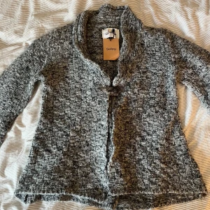 Grå stickad kofta  - Jättefin gråmelerad stickad kofta köpt på Sellpy men aldrig använd av mig. Perfekt till hösten💗