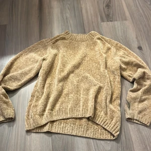 Gullig - Cute beige tröja från lager 157 i storlek 160