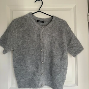Grå stickad kofta från Gina Tricot - Använd endast 1 gång då den är lite liten💕😊