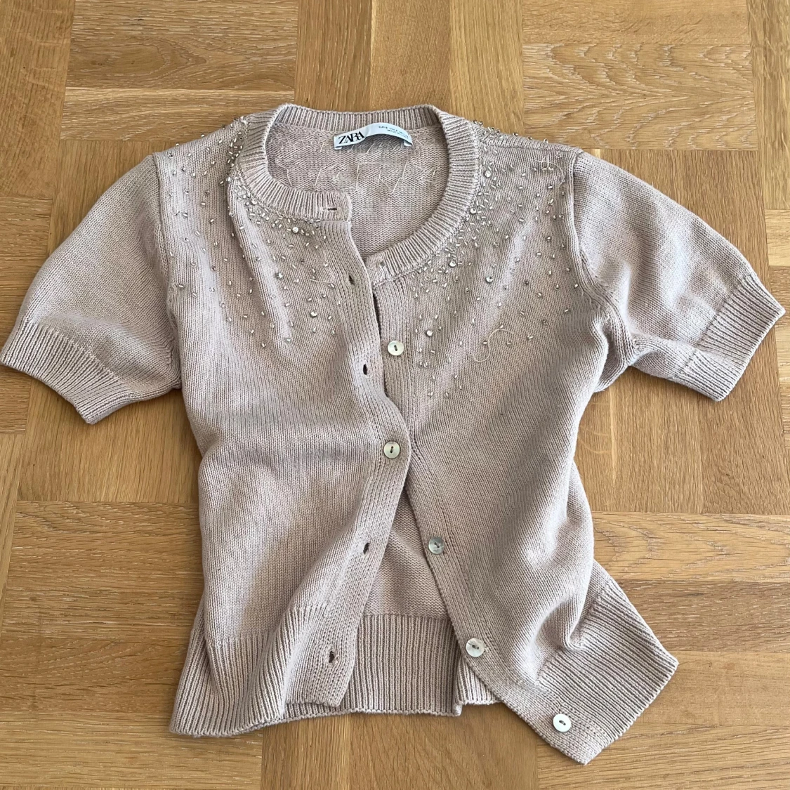 Beige kofta med pärlor från Zara