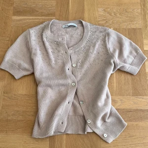 Beige kofta med pärlor från Zara - Supersöt beige kofta från Zara i storlek S som inte säljs längre! Köptes i Frankrike och har används fåtal gånger. 💗💗  