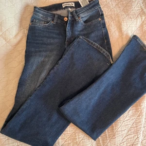 Snygga only jeans - Säljer ett par jeans ifrån Only, köpta för 350 av ett vintage företag.