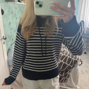 Stickad hoodie  - Blå vit randig stickad hoodie från Zara! Såå bra skick o jättefin😍😍