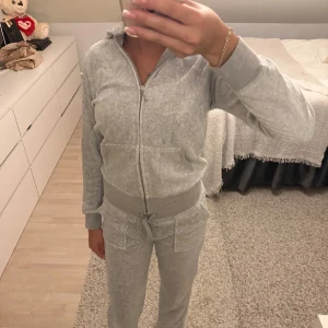 Grå juicy couture - Superbekväma grå mjukisbyxor med  stora fickor framtill. Byxorna har raka ben och är perfekta för chill dagar. Tillverkade i mjukt bomullsmaterial som känns skönt mot huden. Säljer då dom inte kommer till användning men annars jätte fint skick och i princip nya utan lapp, storleken är xs och vid snabb affär kan priset diskuteras💞