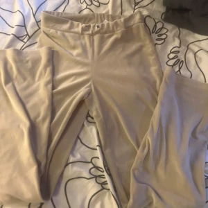 Beiga Gina tricot mjukisbyxor  - Säljer ett par beiga mjukisbyxor från gina. De är wide legs och har använt dom kanske 2-5 gånger. Storlek S men passar M också.