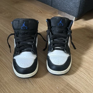 Nike Air Jordan 1 racer blue mid - Säljer ett par Nike Air Jordan 1 mid racer blue. Storlek 37,5. I bra skick men finns täcken på användning . Hör av er vid frågor eller funderingar (orginal låda följer med)