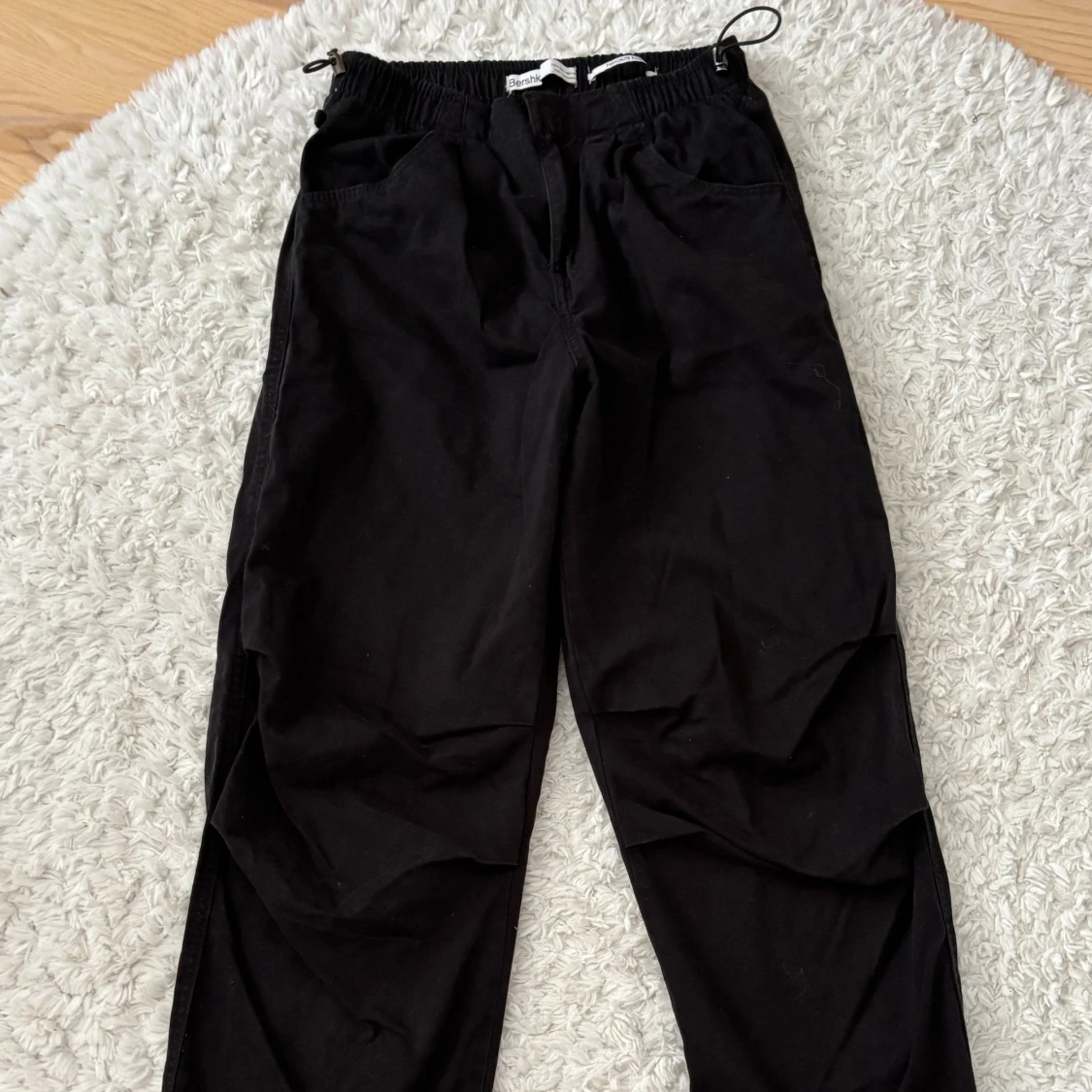 Svarta parachute pants från Bershka - 3