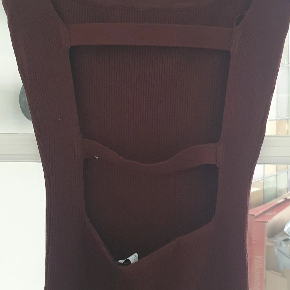 Mörkbrun ribbad långklänning med öppen rygg - 1