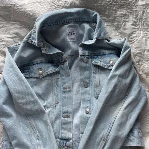 Ljusblå jeansjacka från Zara - Snygg ljusblå jeansjacka från Zaras barnavdelning. Supersnygg nu till hösten💙