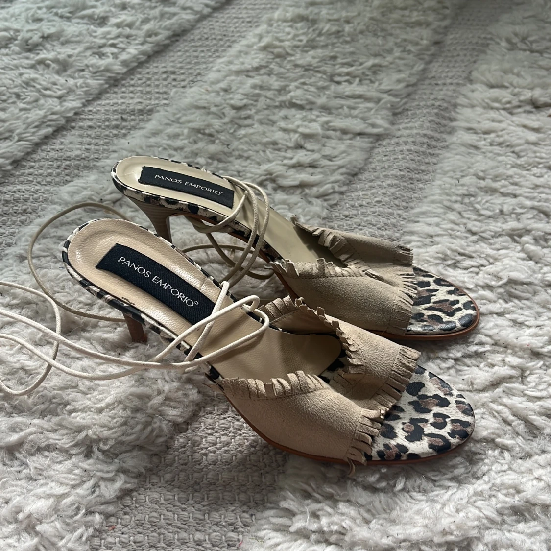 Leopardmönstrade klackskor med fransar