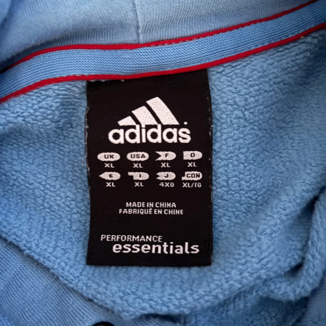 Tjena säljer en blå adidas hoodie - 1