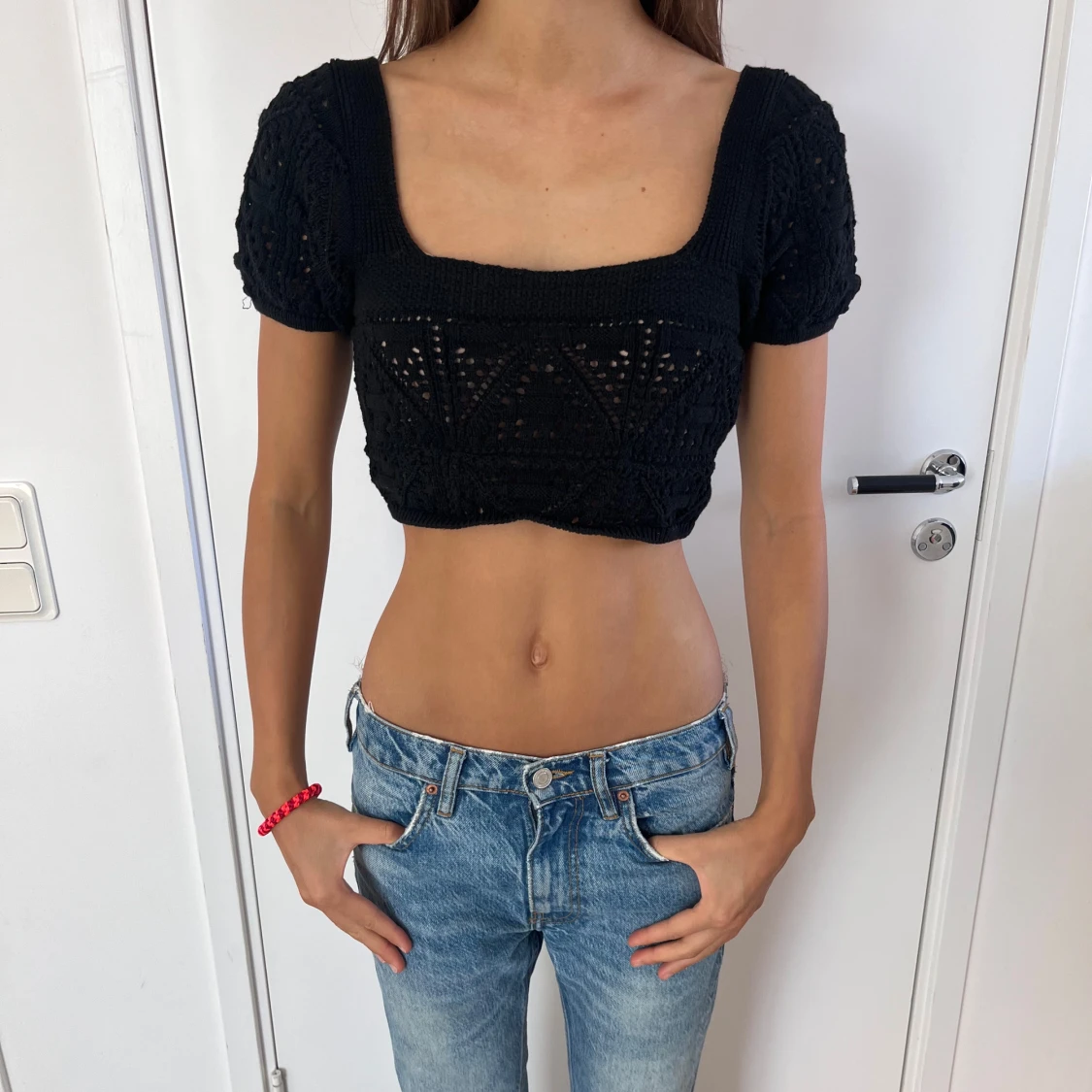 Svart stickad croppad topp