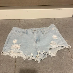 Jeans shorts - Super snygga midwaist jeans shorts, med slitna detaljer!🩵 strl 152 men passar som xs