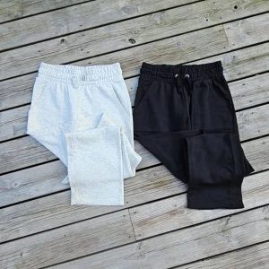 Två par mjukisbyxor  - Två par mjukisbyxor i modellen Stella från Lager 157, grått och svart. Storlek XS, använda nå gånger men fortfarande i bra skick. Fickorna på rumpan är borttagna för en mer clean look. Mjuka och bekväma, går att vika ner för extra låg midja.