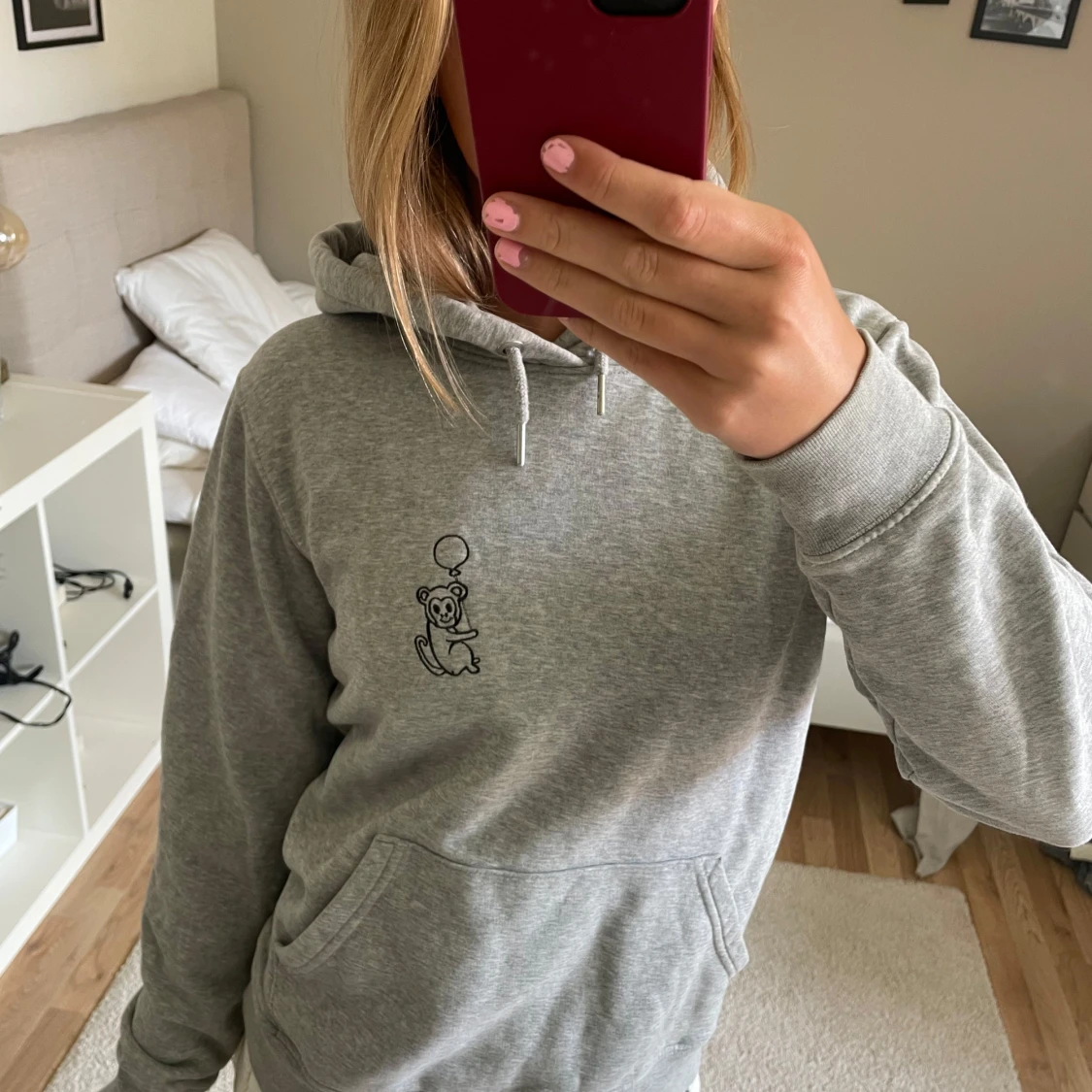 Grå hoodie från Margaux Dietz  - 1