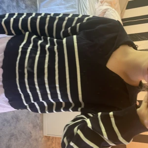 Randig mörkblå tröja Gina Tricot - Säljer en mörkblå tröja med vita ränder från Gina Tricot. 