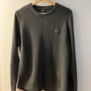 Philipp Plein Tröja - Säljer denna Philipp Plein tröja som är i jättefint skick. Den är inte äkta men annars vädligt fin. Storlek L men funkar också som M. Har inga skador. Priset kan diskuteras. 