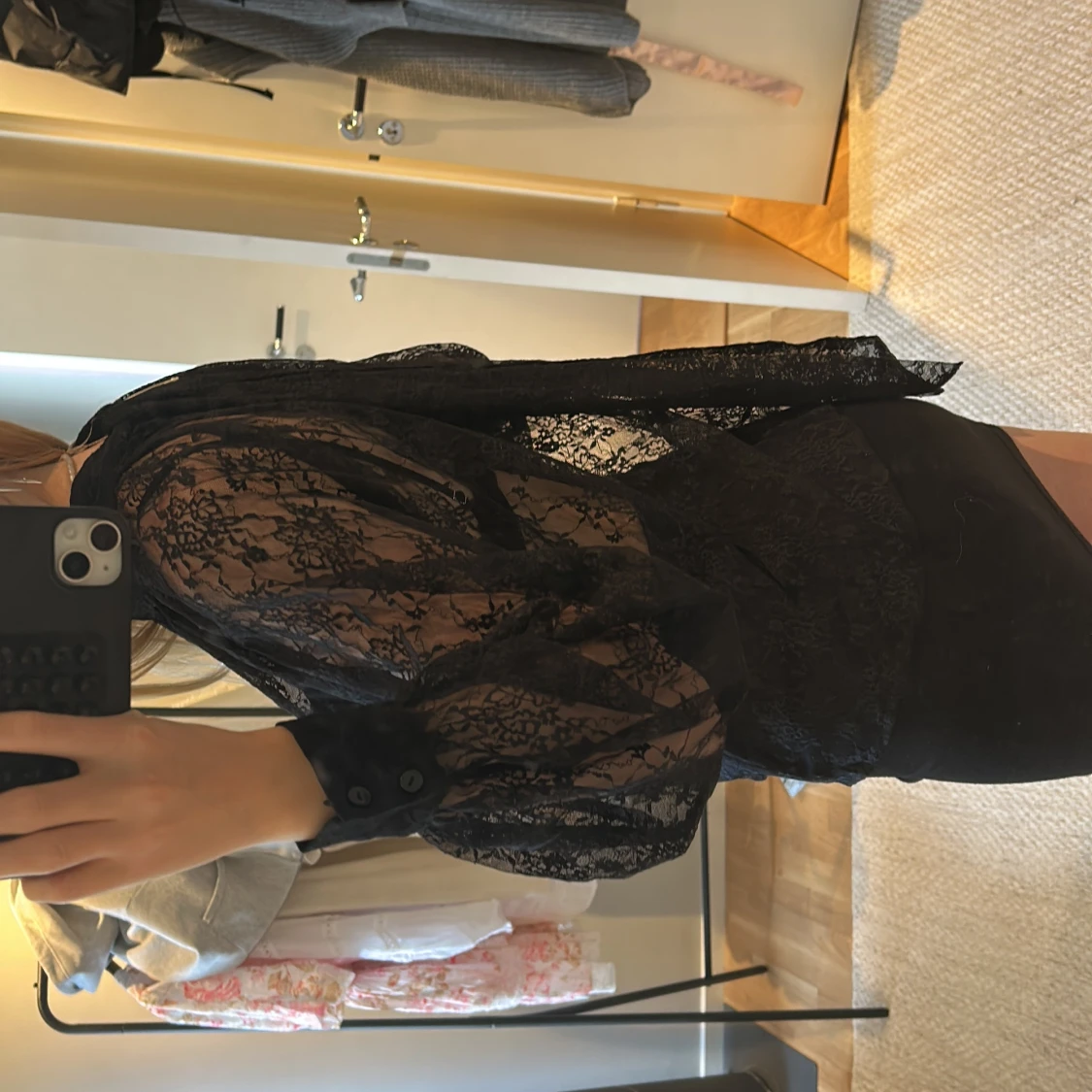 Svart transparent spetsblus med knyt - 2