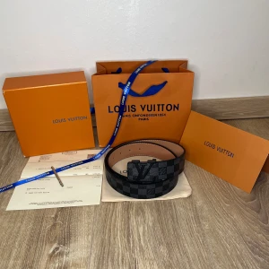 Svart bälte - Helt nyt bälte. Fantastiskt mönster och färg.         Medföljer: Allt som syns på bilden                                                        Priset går att diskutera.                                               Fler snygga och nya accessoarer på profilen.