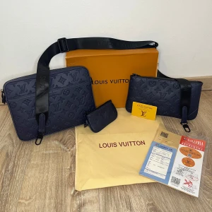 Blå axelväska  - Säljer helt ny axelväska.                                              Medföljer: Allt som syns på bilden.                     Det är en trio. Priset går att diskutera.                För fler spänande accessoarer kolla profilen.