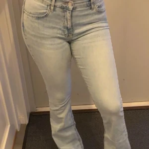 Ginatricot low waist bootcut jeans - Säljer dessa fina low waist bootcut gina jeans. Har använts fåtal gånger men skulle säga de är i mycket bra skick med Inga defekter. Säljer på grund av att det inte är min stil. Passar även mig som har storlek 36. Längden är regular.