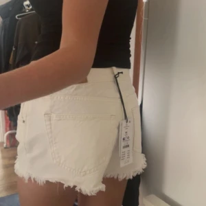 Jeansshorts - Vita shorts från Gina💞