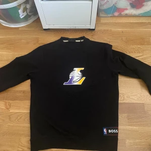 Boss x Lakers  - Säljer denna boss x lakers tröjan har knappats använt den själv. Kan gå ner i pris vid snabb affär. https://www.macys.com/shop/product/boss-x-nba-mens-los-angeles-lakers-cotton-blend-sweatshirt?ID=13938162