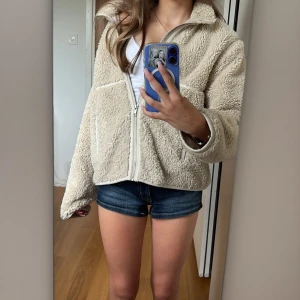 Beige teddyjacka från H&M - Supermjuk och fluffig beige teddyjacka från H&M med dragkedja framtill och två fickor. Perfekt mysig till hösten🍁 barn strl 152 men passar en XS