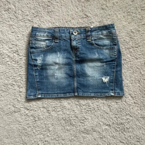 Vintage lågmidjad minikjol denim - Låg midja och kort jeanskjol i perfekt skick! Från vintage zara
