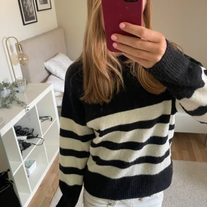 Randig svartvit stickad tröja Gina Tricot - En randig stickad tröja från Gina Tricot. Från Gina Young strl 146/152 men passar som en strl xs❤️