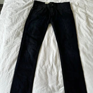 Nudie jeans (oanvända med tags kvar) - Oanvända Nudie jeans i svart färg. Storlek W30/L30