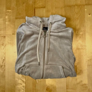 Beige kofta från Gina Tricot - Mysig beige kofta i sammetsliknande material från Gina Tricot. Använd men i mycket fint skick.