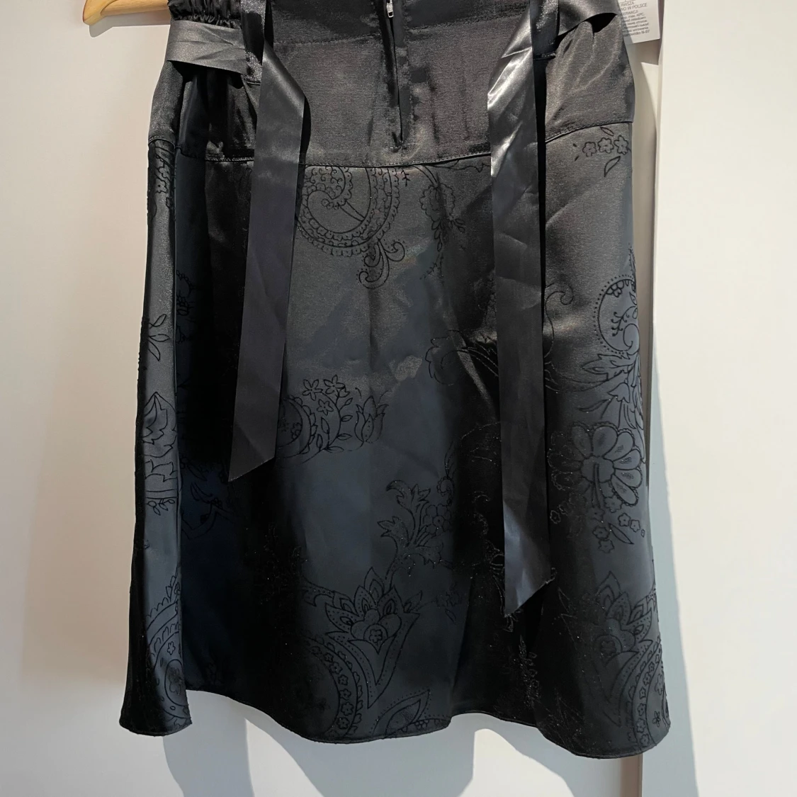 Svart mönstrad satinkjol med rosett - 1