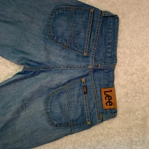 Low waist Lee - Snygga low waist jeans från Lee. Nyskick och 73 cm innerbenslängden och 36 cm i mdjan