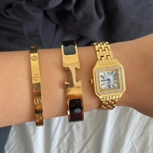 Guldig fyrkantig klocka med stenar - Snygg guldig klocka med fyrkantig urtavla, romerska siffror och gnistrande stenar runt boetten. Allt är rostfritt. 400kr tillsammans eller 120kr styck 💗