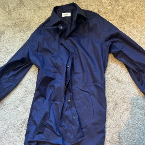 Eton Skjorta Marinblå Slim 41 - Skön skjorta från Eton, knappt använd. Originalpris: 1699kr (careofcarl)