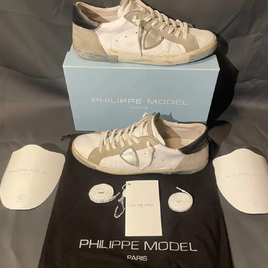 Philippe Model vita sneakers med grå detaljer - 1