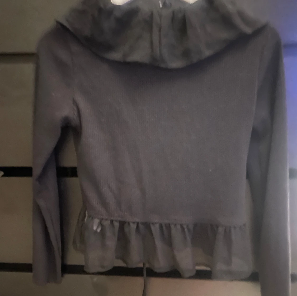 Svart volangblus från Amisu - 2